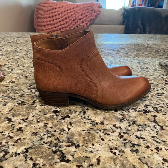 Lucky Brand Brolley ankle boots in a brown color with a leather upper - Picture 1 of 8